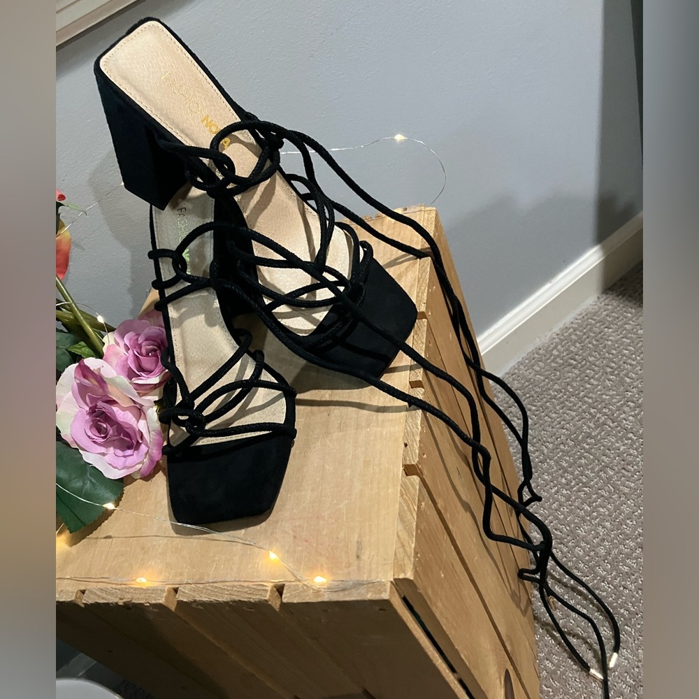 Fashion Nova woman size 6 sandal heels